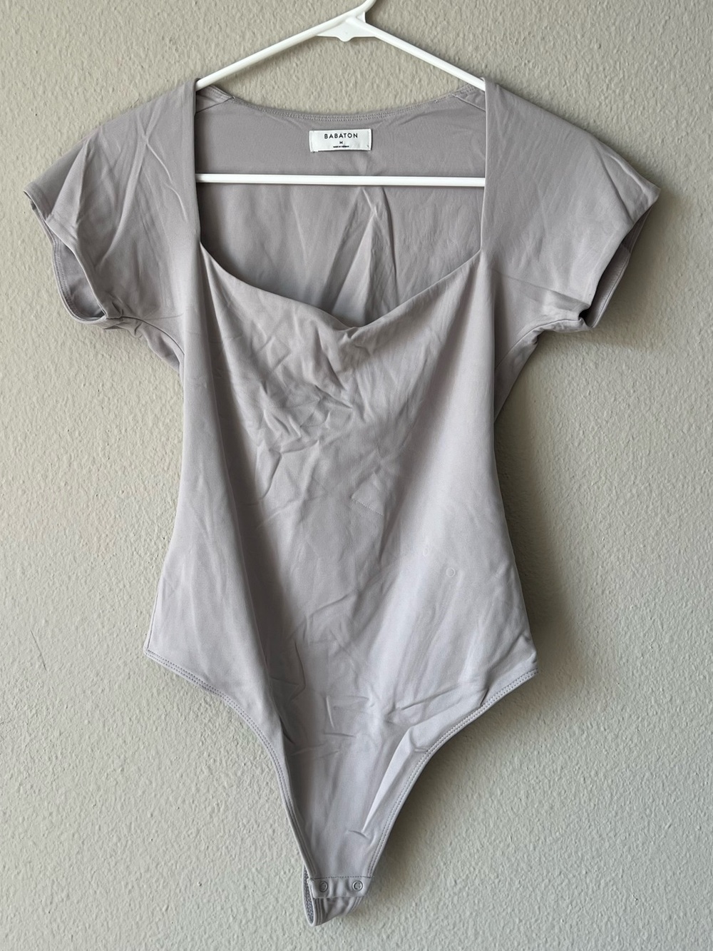 Babaton Aritzia Contour Sweetheart Short Sleeve Bodysuit Dove Grey Size M